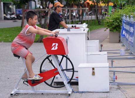 Sài Gòn nổi hứng: Trẻ già kéo nhau đạp xe lọc nước 'cống'