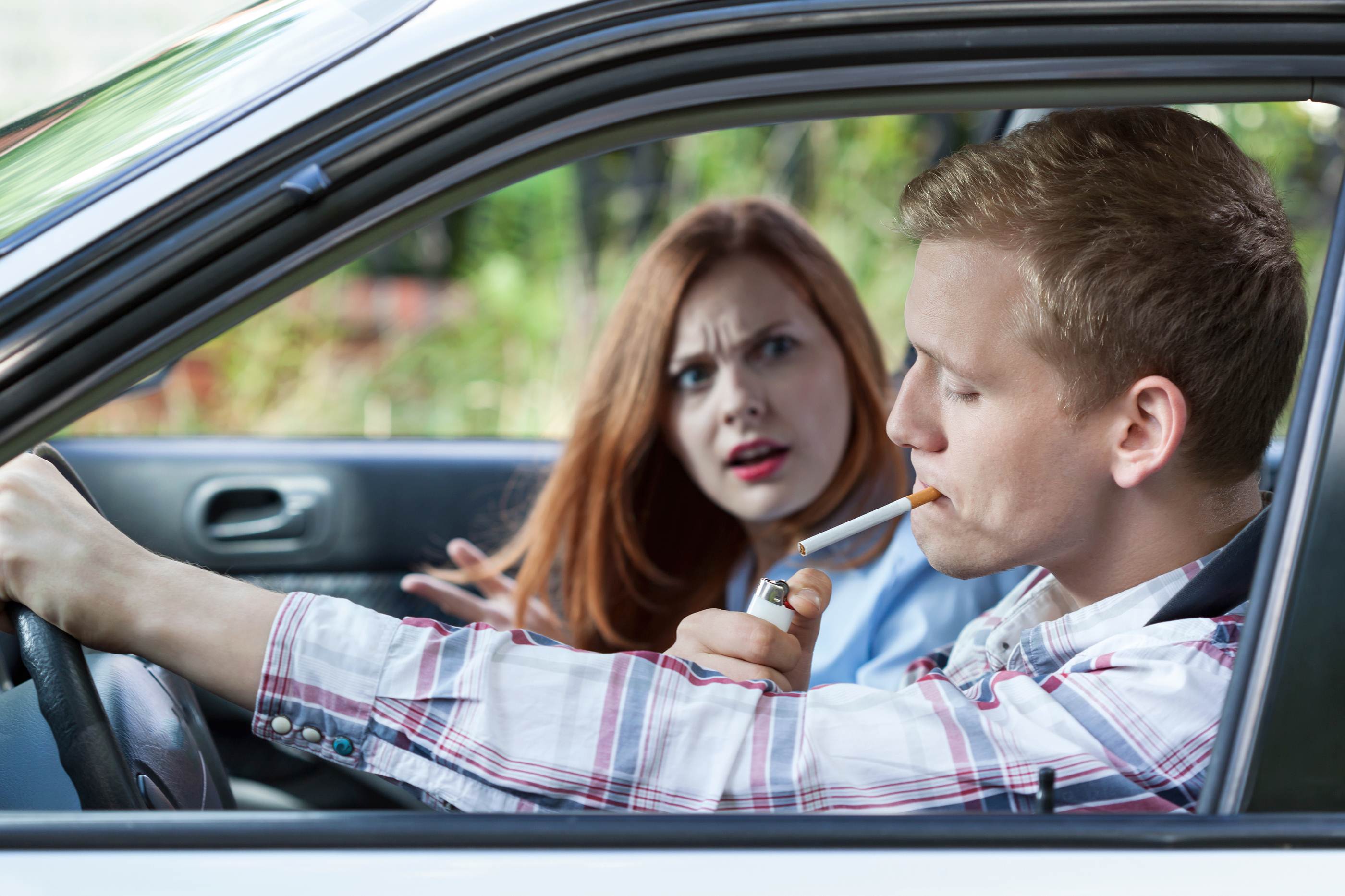 7 điều tuyệt đối không nên làm khi lái xe