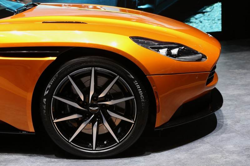 Bridgestone với Aston Martin DB11 đối tác