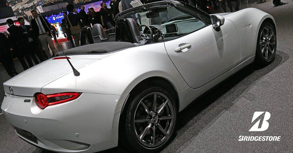 The Mazda MX-5 kết hợp với Potenza S001