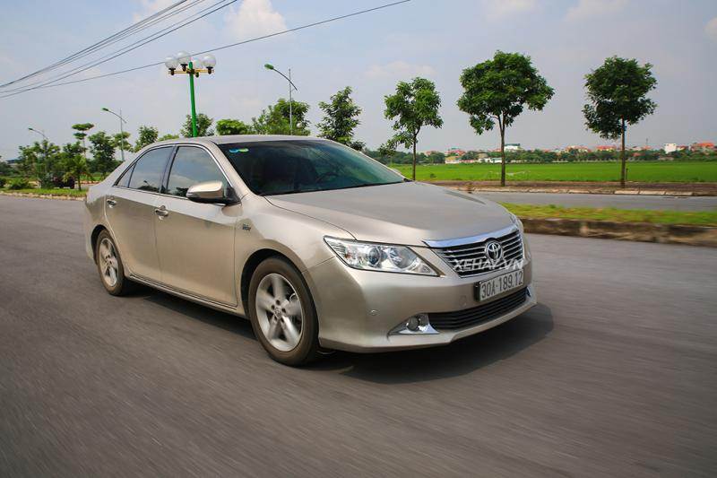 Toyota Camry đời 2014 trang bị lốp Bridgestone Turanza T005A