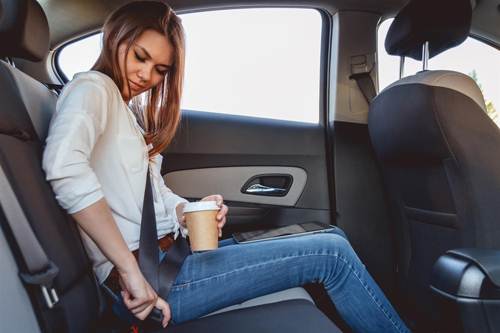 Người ngồi ghế sau ôtô không thắt dây an toàn bị phạt tiền từ đầu 2018